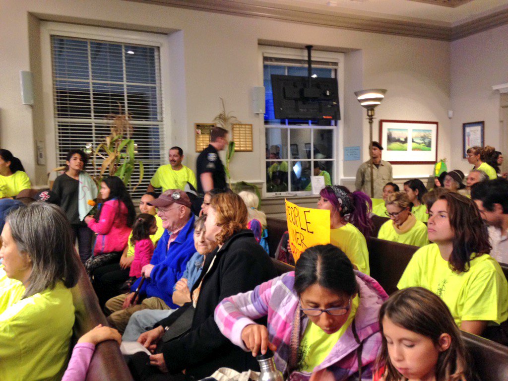 ReporterJess's tweet photo. Big turnout for tonight's #SantaCruz City Council discussion on future of #BeachFlats Community Garden. https://t.co/Y53Fjq5rm7