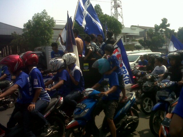 sepcalem's tweet photo. Pawai Persib https://t.co/y7jVQGGsgq