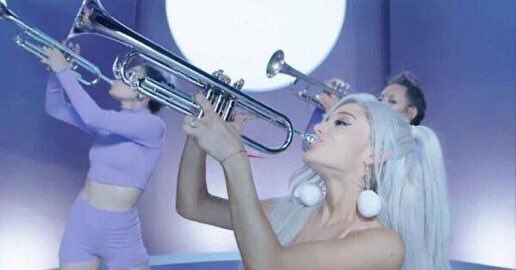 candlelitboca's tweet photo. @ArianaGrande #2DaysTilFocus #FOCUS #FocusWHITEOUT OMG I WANNA BE THAT TRUMPET 😍🌙😏 https://t.co/C1L5u8Vbb0