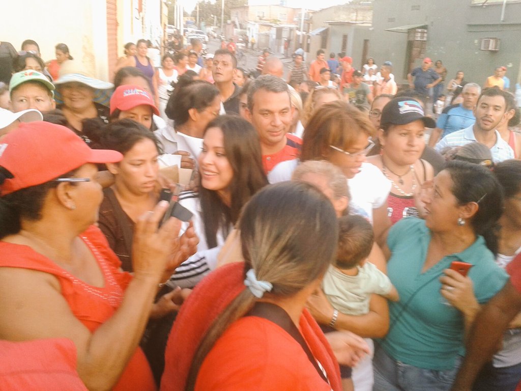 AndreinaTarazon's tweet photo. El amor de nuestro pueblo y sus ganas de seguir adelante se desborda por las calles de Brisas del Lago @TareckPSUV https://t.co/NwykUiccGs