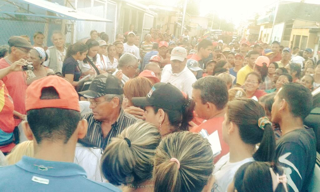 AndreinaTarazon's tweet photo. El amor de nuestro pueblo y sus ganas de seguir adelante se desborda por las calles de Brisas del Lago @TareckPSUV https://t.co/NwykUiccGs