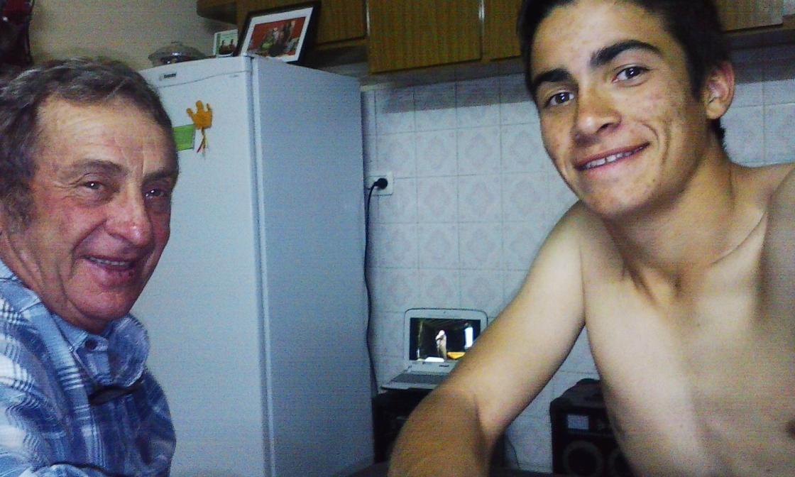 cristianricca98's tweet photo. Acá estamos escuchando unos cuentos #popogioveno #algofresco #abuelo te quiero https://t.co/0W1wT68O1T