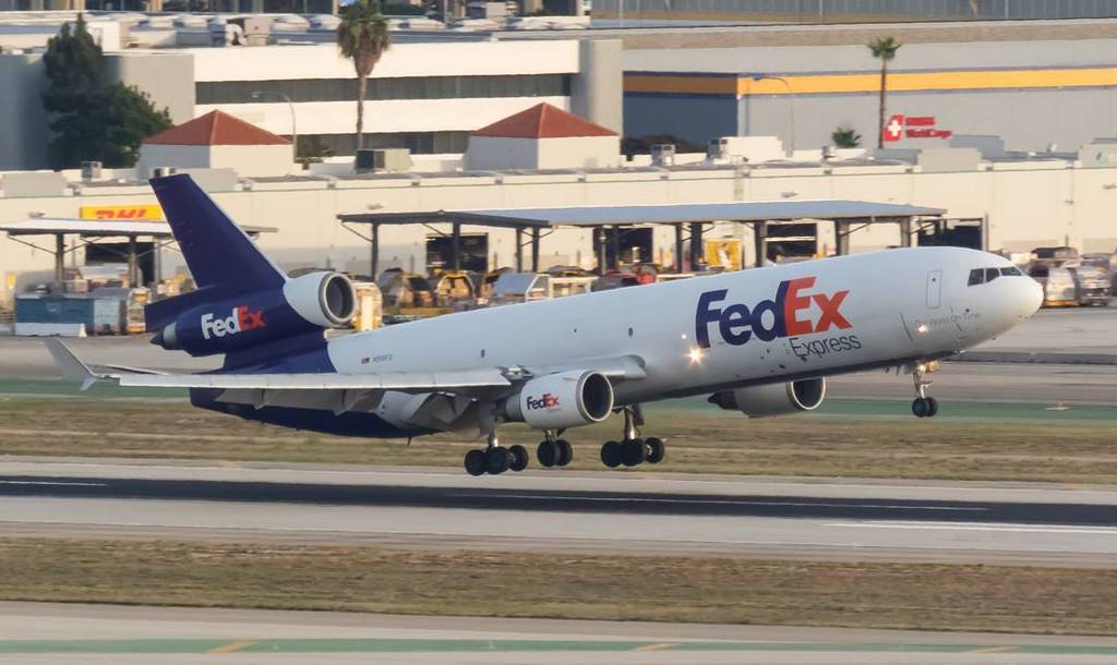 DeltaBravo33's tweet image. Instagram : by siravgeek - FedEx MD-11 seconds from touching down from MEM #kmem #mem #memphis #klax #lax #md11 #mc…