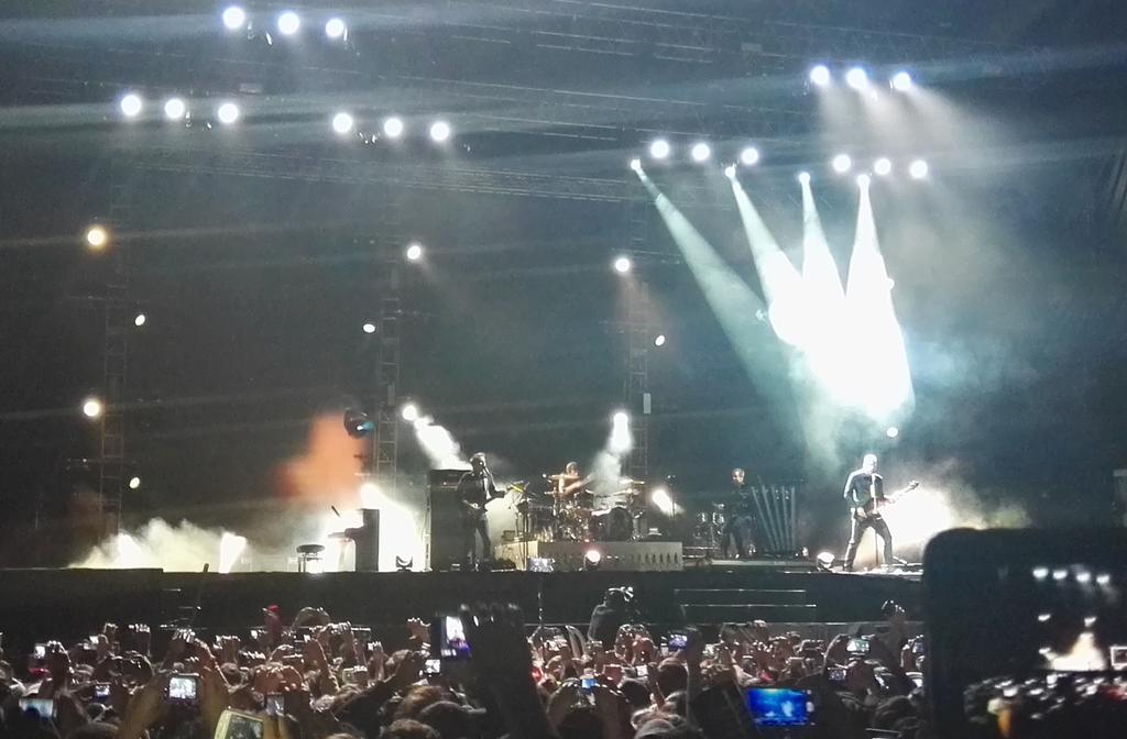 HuaweiMobileCo's tweet photo. Ya está en el escenario @museband y el público pierde la cabeza cantando Psycho. #EnVivoEsPosible https://t.co/UJoyBda0y4