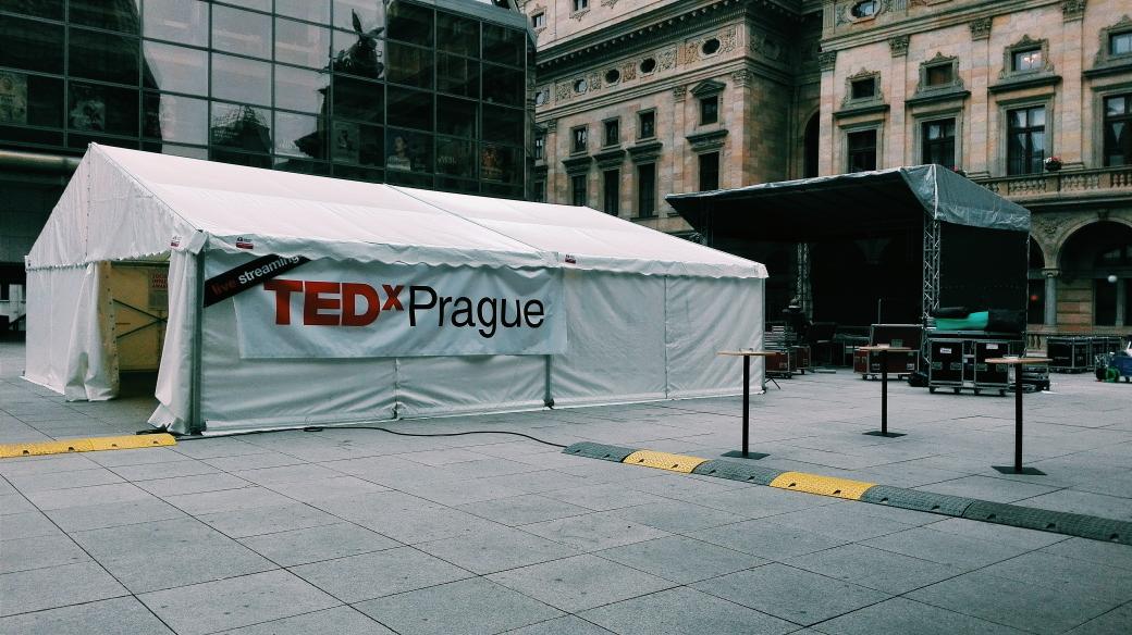 TEDxPrague's tweet photo. Zivy streaming na piazzete Narodniho uz je skoro ready! :) #tedxprg #mamsen https://t.co/DS7R3KlQOi