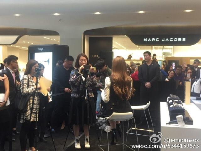 [PIC][28-10-2015]Jessica khởi hành đi Bắc Kinh - Trung Quốc để tham dự sự kiện “BLANC & ECLARE X Puyi” vào sáng nay CSY38axUcAAgNzJ
