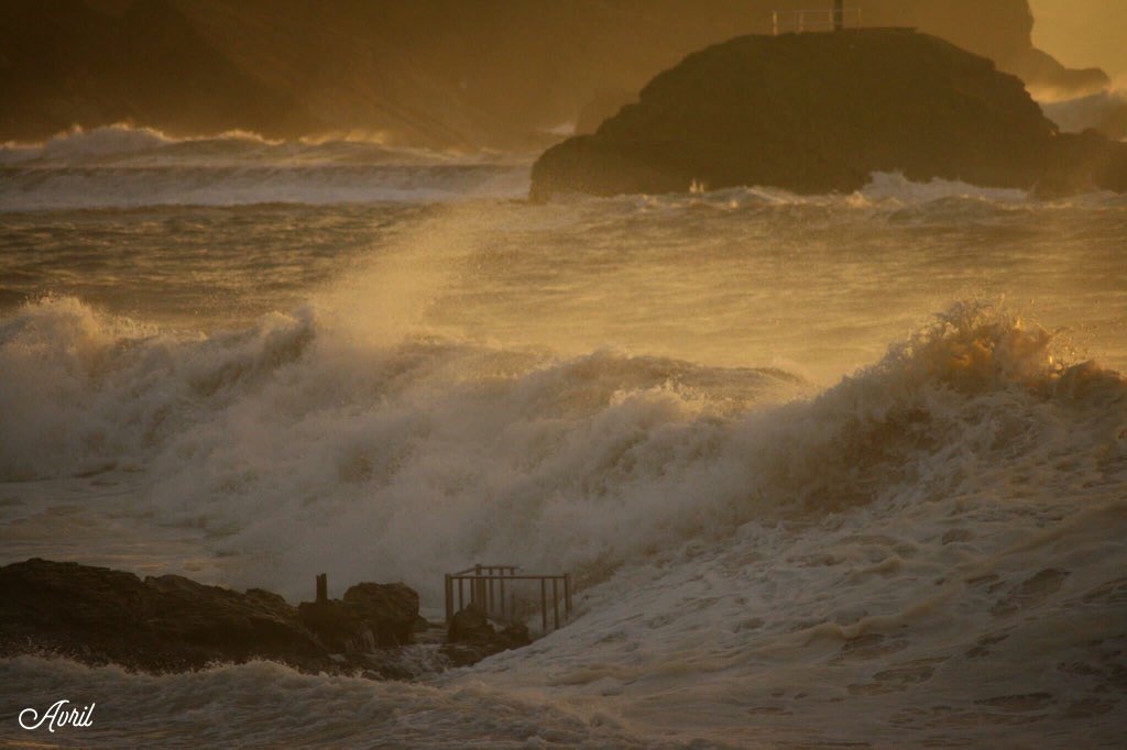 AvrilGreenaway's tweet photo. Thundering waves at high tide last night, here's one crashing over @BudeSeaPool #SaveBudeSeaPool https://t.co/hXAR4GnK9k