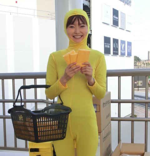 ロフト公式 美人すぎて正直引いてます 午後8時まで配布予定です 幸せの黄色いティッシュ 幸せになるのか たぶんならない 海老名ロフト ららぽーと海老名 T Co Vskvhcprr8