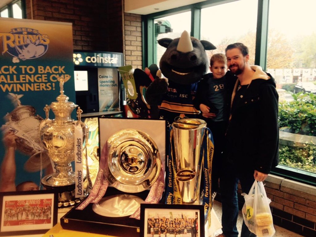 Nic_Lines1's tweet photo. Sam meets Ronnie for the first time #back2backrhinos https://t.co/6aLLds3uO6