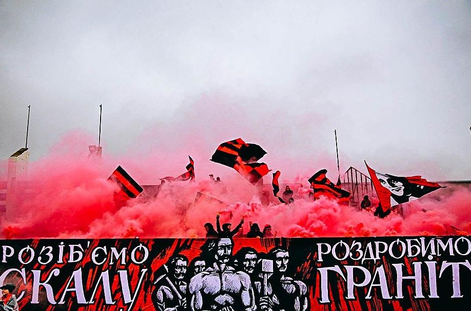 UkraineUltras's tweet photo. Верес Рівне - Скала Стрий (22.10.2015) Друга ліга. Фанати Вереса. #ultras #Ukraine #fcvr #ультрас #фквр https://t.co/nyA8p1oIee