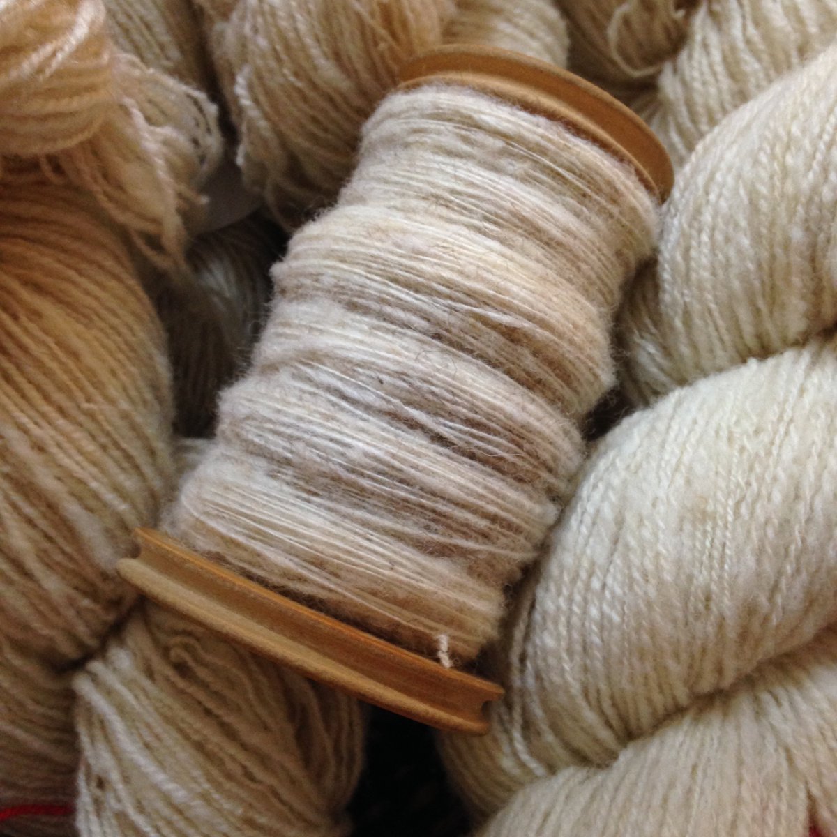 RCozyKnits's tweet photo. Even though I had a ton of errands and housework to do fi... #handspinning #calred #wool  https://t.co/eiFf42lqBl https://t.co/hUWxl8uQ8V