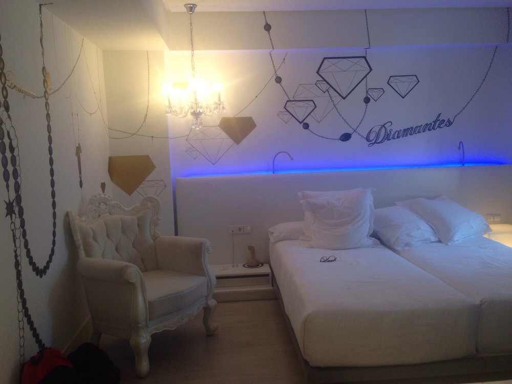 Con la #reseñadeldía te va a entrar sueño y quizá hambre... <a href="/DormirDcine/">DORMIRDCINE HOTELS</a> por Diego A bit.ly/1LBnjrt