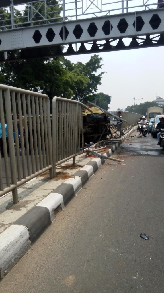 gentaseta's tweet photo. Kecelakaan truk menabrak besi pembatas jalan di underpass ps gembrong,supir melarikan diri @detikcom @TMCPoldaMetro https://t.co/e2Dbu49G2p