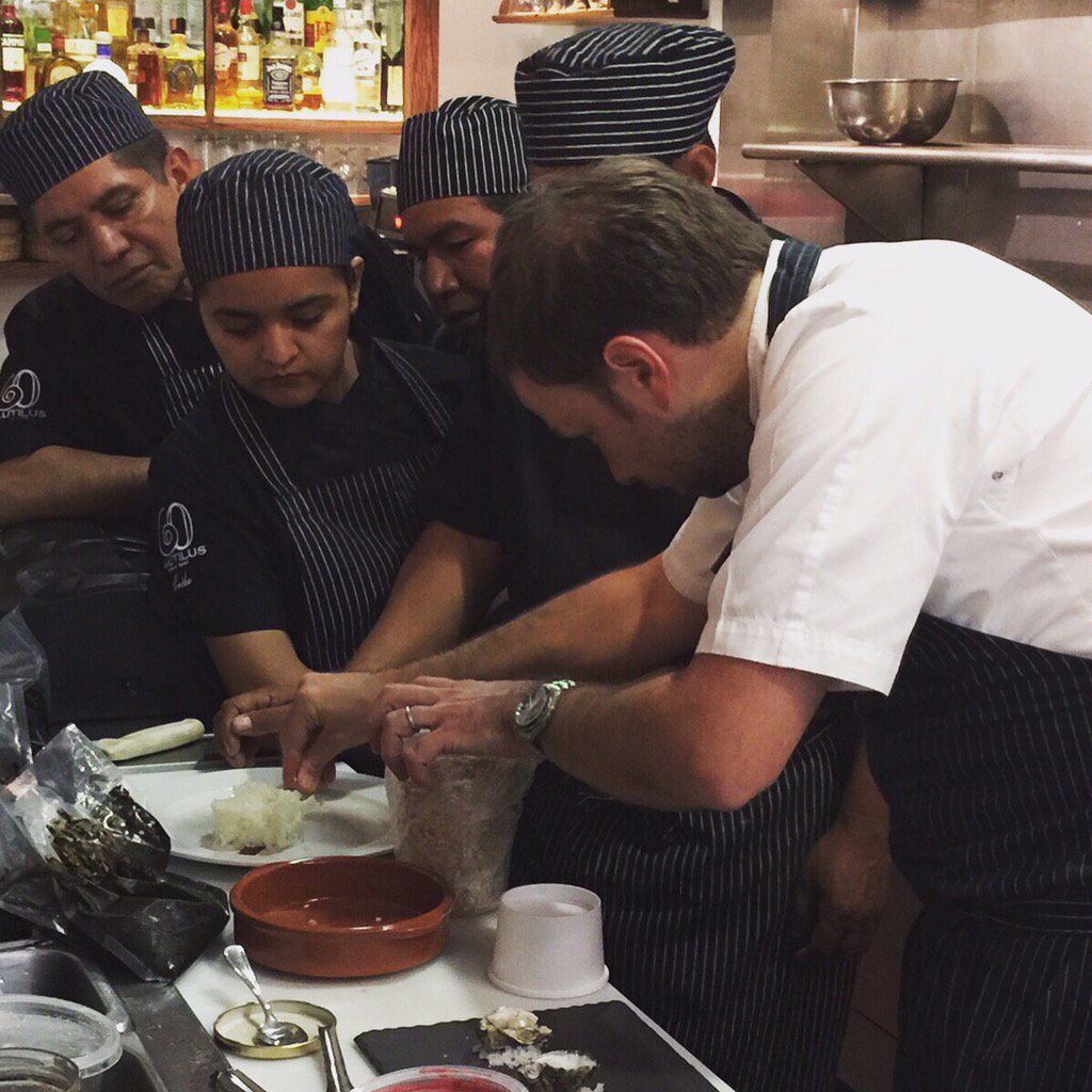 ¡<a href="/santiagomigoya/">santiago migoya</a> y equipo en plena preparación! #nochedemares #CelebrandoANautilus #60años #Masaryk #CDMX