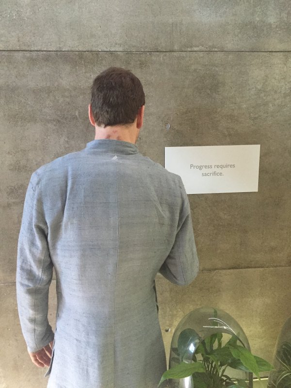 마이클 패스벤더 뒷모습? 게임 원작 영화 #어쌔신크리드 촬영장 사진 http://buff.ly/1KEkIZVTranslate post