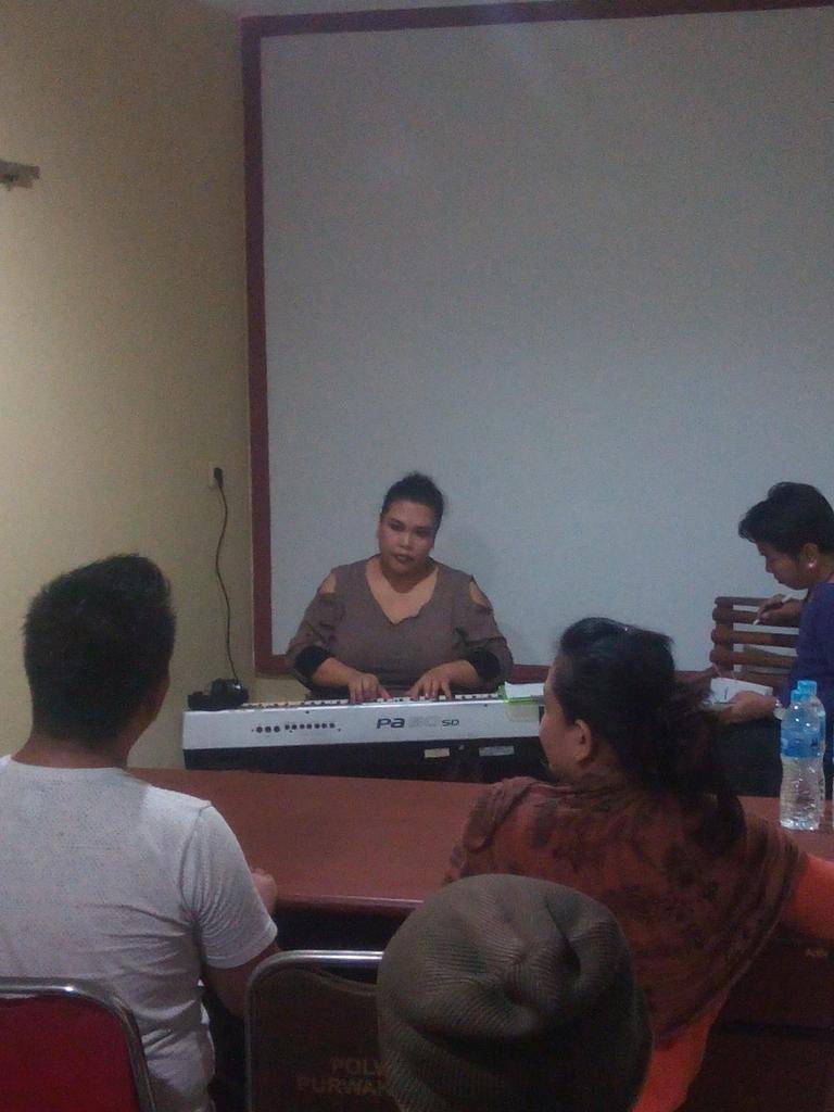 Purwakarta Opera House hari ini: #PurwakartaMenyanyi jam 14.00-22.00 di lapangan Polres pwk. #PurwakartaOperaHouse