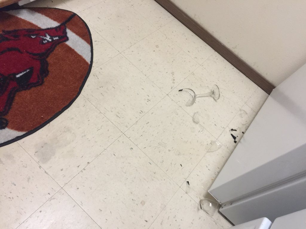 codi_leigh143's tweet photo. How do you tell @lexysimpkins you broke her wine glass... #imsosorry🍷 https://t.co/CofdA9BPG8