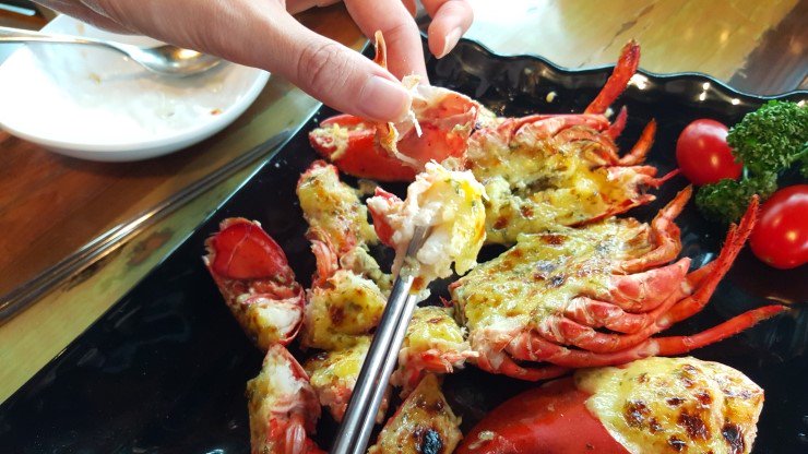 hwatteok's tweet photo. 랍스타! 어디까지 드셔보셨나요??  오빠랑 꼭 가야하는 홍대맛집 ♥더식당&amp;화떡♥에서 화덕피자 즉석떡볶이 랍스타까지 놀라운 가격에 모두 드셔보세요~ #홍대맛집 #랍스터 #랍스타 #홍대맛집베스트10 https://t.co/Z87s9l1zGX