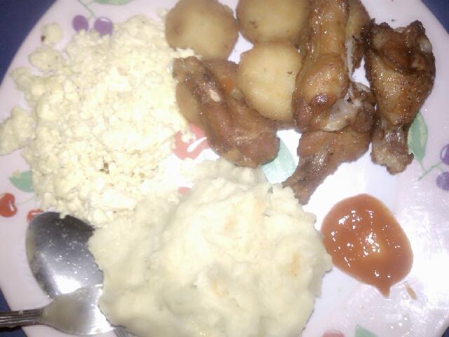 MeronaRindhu's tweet photo. scrambled eggs with mashed potato topingnya chiken katsu spycy wings. lidah 3 hr blagu amat gk mkn nasi https://t.co/Ri2O7N6N3V