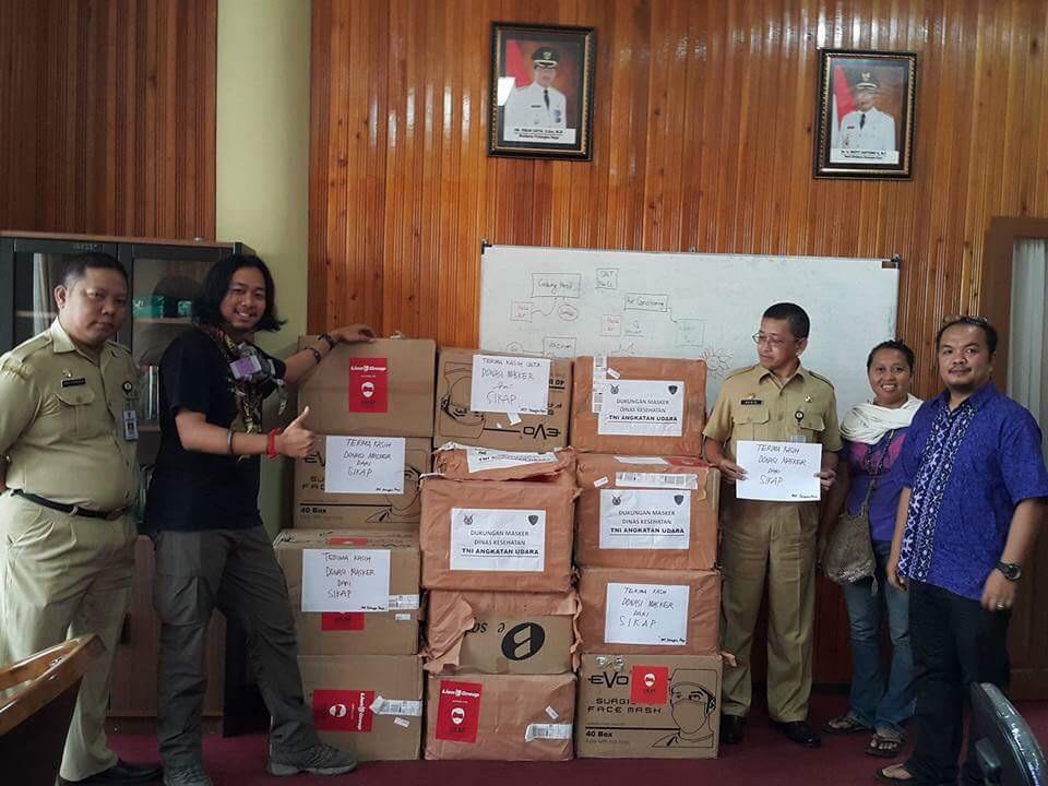 PoskoSIKAP's tweet photo. 23box masker tiba di #palangkaraya #kalteng. Distribusi dilakukan o/ relawan &amp; puskesmas

#MariBerSIKAP #MelawanAsap https://t.co/Eatfa4BdNR