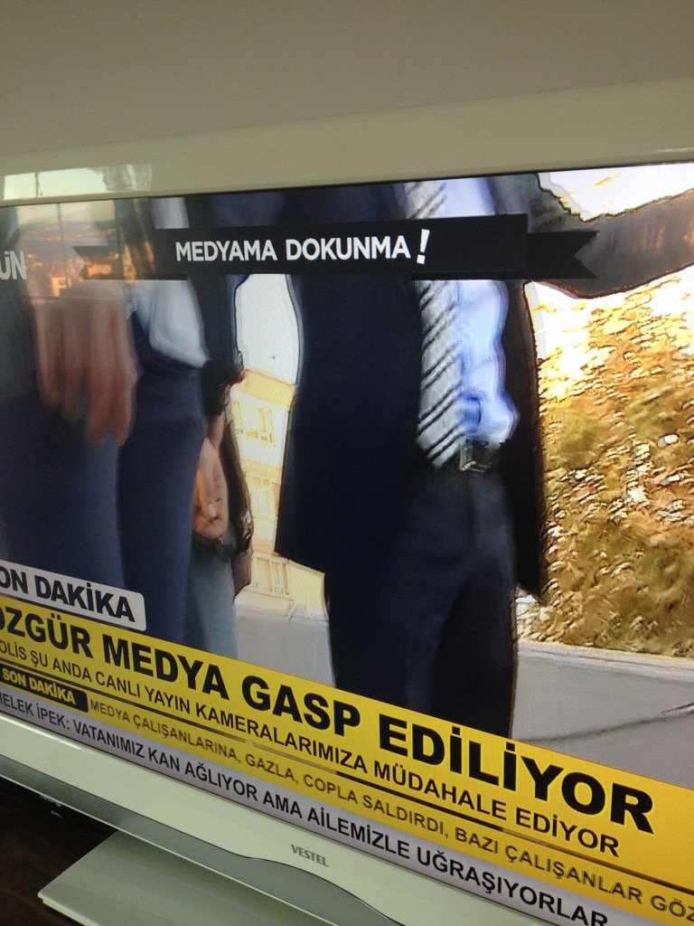 sedatlaciner's tweet photo. Polis kabloyu çekiyor, kameraman vermiyor. Polis, canlı Yayına müdahale ediyor. Traji-komik https://t.co/3KxWVf8hit