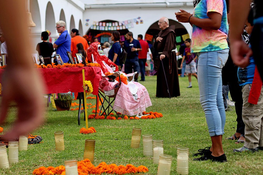 TheOsiderMag's tweet photo. Dia de Los Muertos at San Luis Rey Mission | Photo Gallery Part 1 #Oceanside #theOsider Re… https://t.co/r6WYhb0OyX https://t.co/ACUX32qfWM
