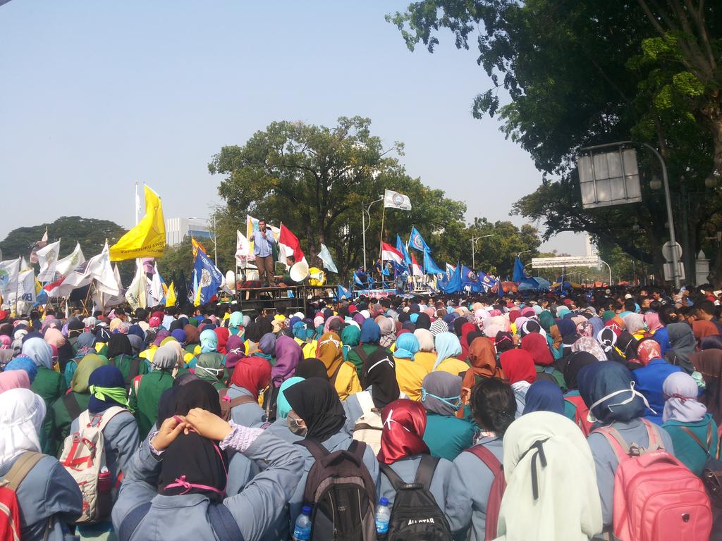 Sedang berlangsung #SidangRakyat bsma kawan2 aliansi mahasiswa &amp; buruh di dpn Istana Negara dlm momen #SumpahPemuda