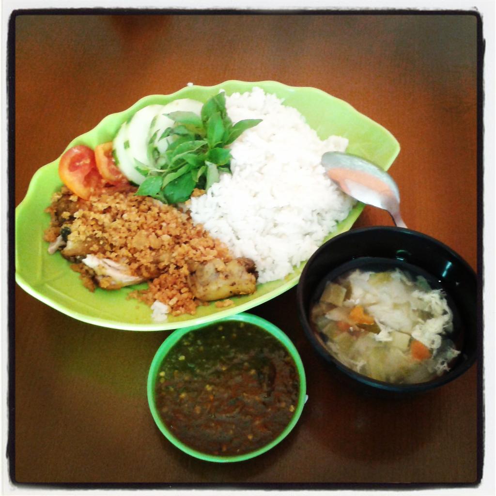 AyamGepukMDK's tweet photo. Biarpun telat, jangan sampai lupa makan siang gaes....
Yang dekat bisa berapat.
Cc @InfoKulinerSmd @KulinerTepian https://t.co/MADKtCqaE4