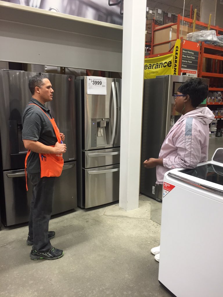 aw021707's tweet photo. HDPP training and Specialists visiting each cashier teaching and training Fall Tune Ups !! https://t.co/v1TSk5wmIC