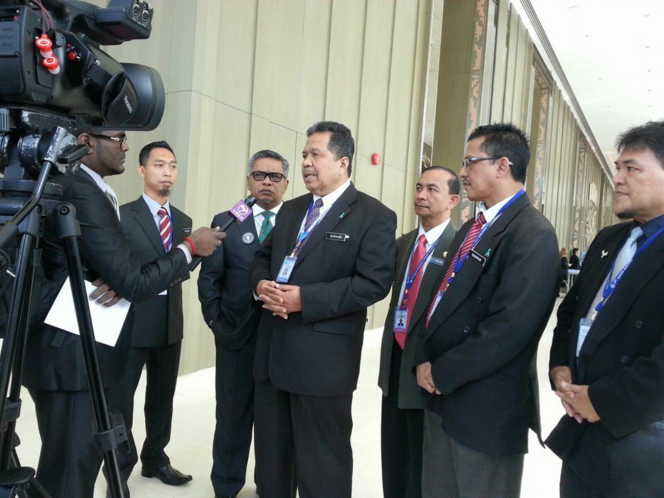 KDNPUTRAJAYA's tweet photo. Dato' @KPAADK Ketua Pengarah @AADKMalaysia ditemubual oleh wartawan @ntv7 mengenai 4th #AMMD2015 @Zahid_Hamidi https://t.co/XZfvOyrZzw