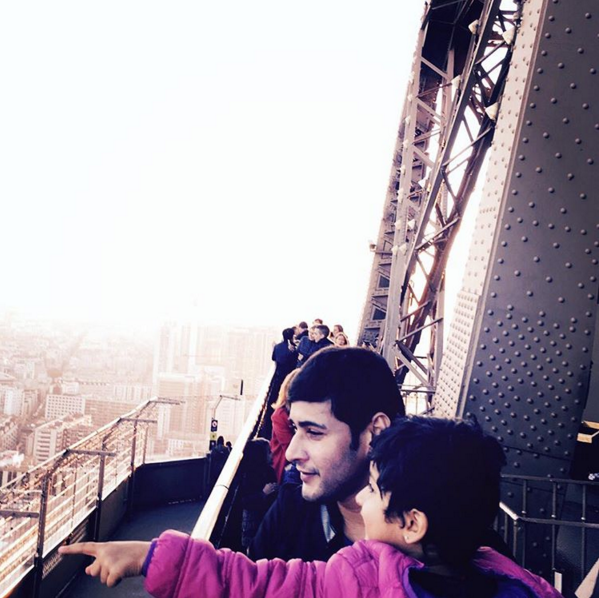 CelebsLittle's tweet photo. Meanwhile, @urstrulyMahesh chilling with darling daughter #Sitara on the top #EiffelTower :)
#LittleCelebs https://t.co/wqwVCWRq3z
