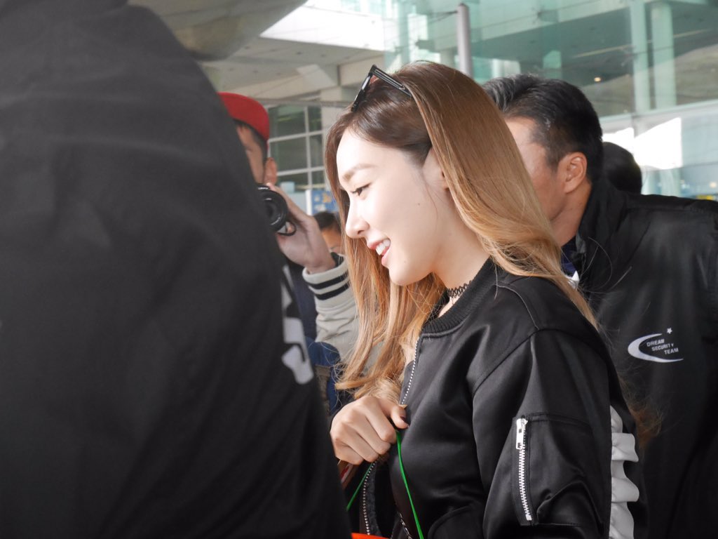 [PIC][28-10-2015]TaeTiSeo trở về Hàn Quốc vào chiều nay CSYoH-nUYAAbm3i