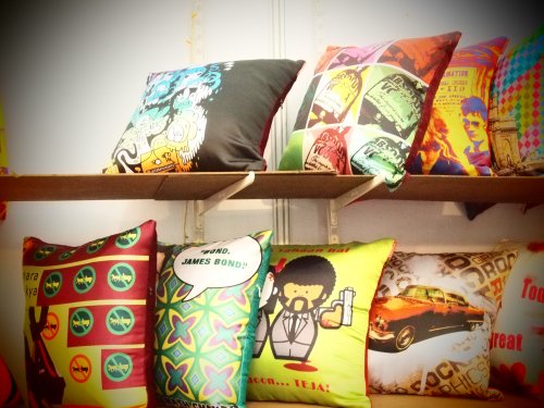 shor_sharaba's tweet photo. Make your room look more exciting and colorful with these fun designed cozy pillows! @HomeDecorNews @fullpictureart https://t.co/kYhVMARbYv