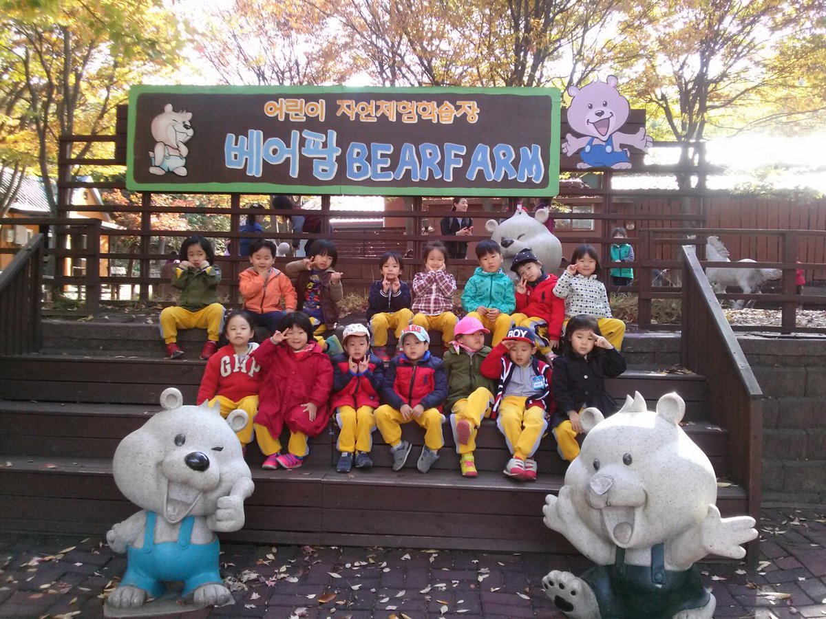 sh20154983's tweet photo. 더 추워지기 전에 친구들과 함께 자연을 마음껏 체험할 수 있는 베어팜으로 나들이를 다녀왔습니다. 썰매타기, 승마체험, 가을 들판의 허수아비~  가을 숲은 아이들에게 훌륭한 놀이터인것 같습니다^^ https://t.co/DJORnYCwrz