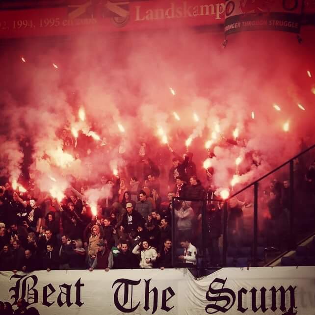 VliegendeKeeper's tweet photo. In de bus, de trein op het werk en in winkels. Iedereen weet dat het vandaag moet gaan gebeuren! #feyaja #Feyenoord https://t.co/Cd7vCxkorA