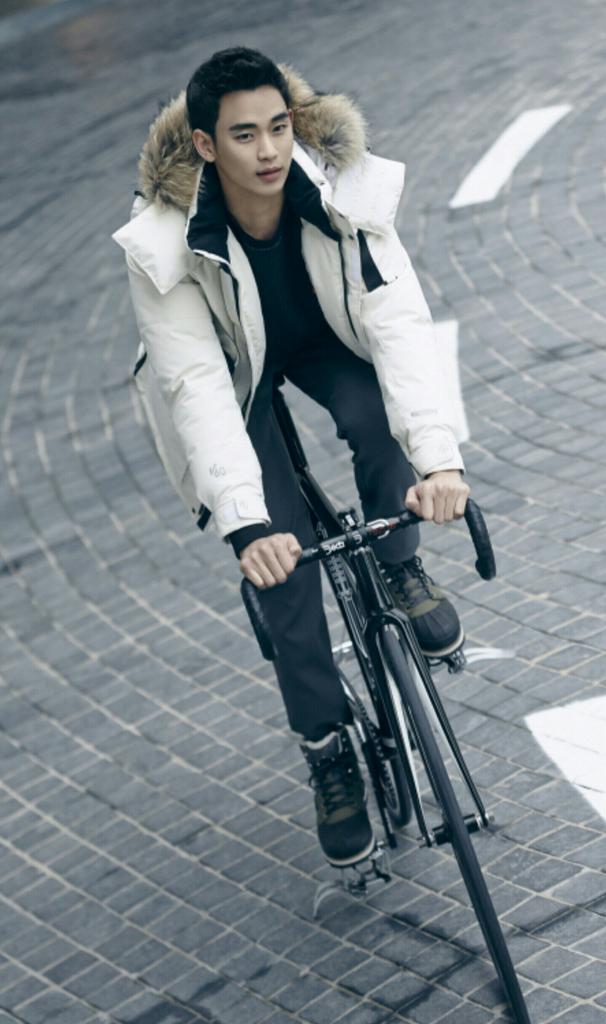 stars88jo's tweet photo. Beanpole Outdoor blog update 
#KimSooHyun #김수현 https://t.co/2PYKc661Zc