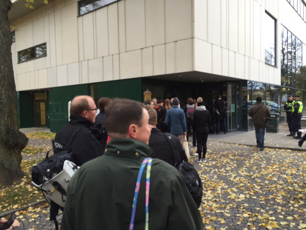 Det är 40 min till rättegång och kön ringlar sig lång vid Skaraborgs tingsrätt.