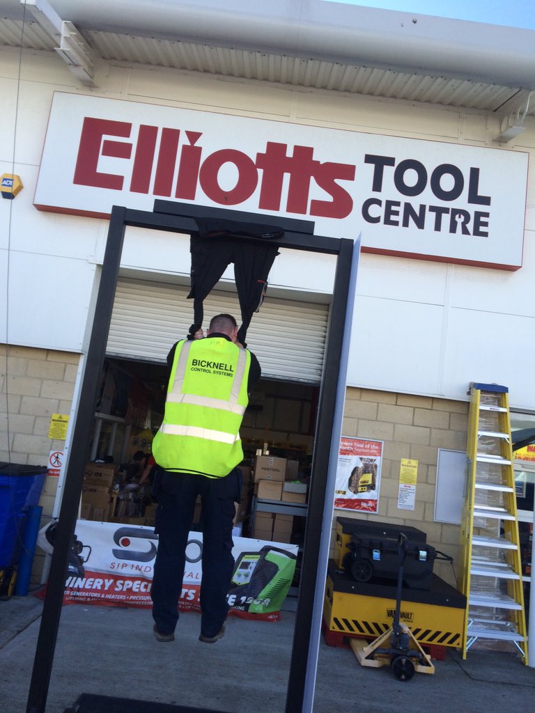 scruffsworkwear's tweet photo. WE HAVE A NEW LEADER. James just Hung Tough for 1 minute 45 seconds! #SCRUFFSENOUGH @ElliottBrothers https://t.co/YqOC7kNubN
