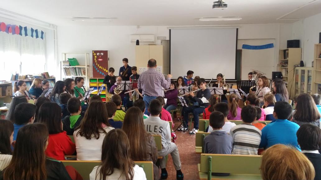 AytoEscanuela's tweet photo. Nuestra @BandadeSka ha ofrecido un concierto didáctico a l@s alumn@s del Colegio "José Yanguas Messías" #Escañuela https://t.co/MwHiPdzBMe