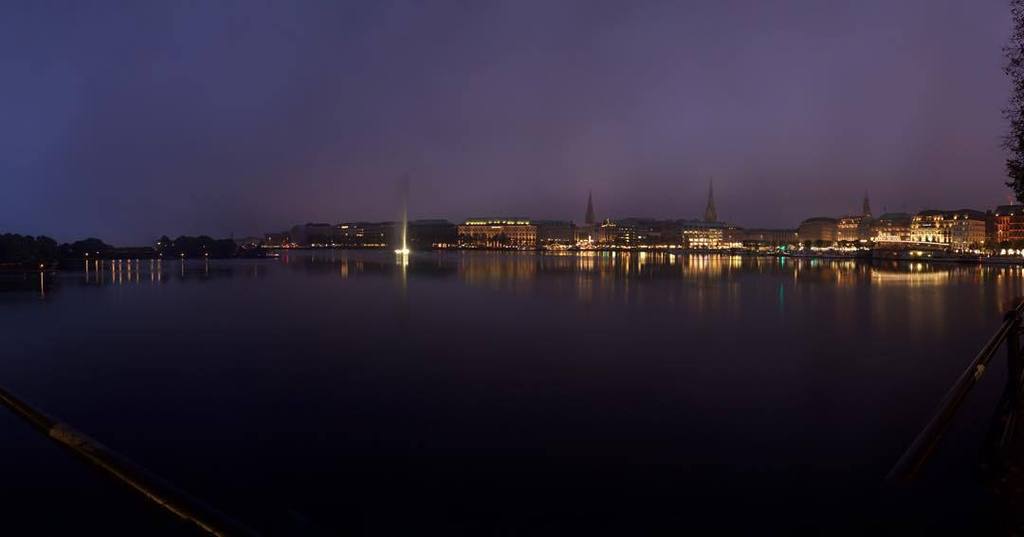 JohnnyRawVlogs's tweet photo. #hamburg #alster #jungfernstieg #photography #longexposure #night #city #johnnyraw #johnny… https://t.co/pcq2LpeRfU https://t.co/Cr2VvYCMaZ
