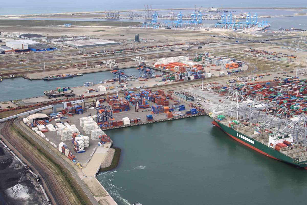 Geweldige #NLRTM van @KramerGroupRTM &amp; <a href="/BSC_Rotterdam/">Barge Service Center</a> met op de achtergrond @Maasvlakte_2 &amp; <a href="/PioneringSpirit/">Pioneering Spirit</a>