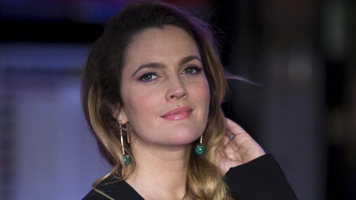 TODAYshow's tweet image. Drew Barrymore opens up about how her 'odd childhood' made her a better mom: on.today.com/1kRbgxv