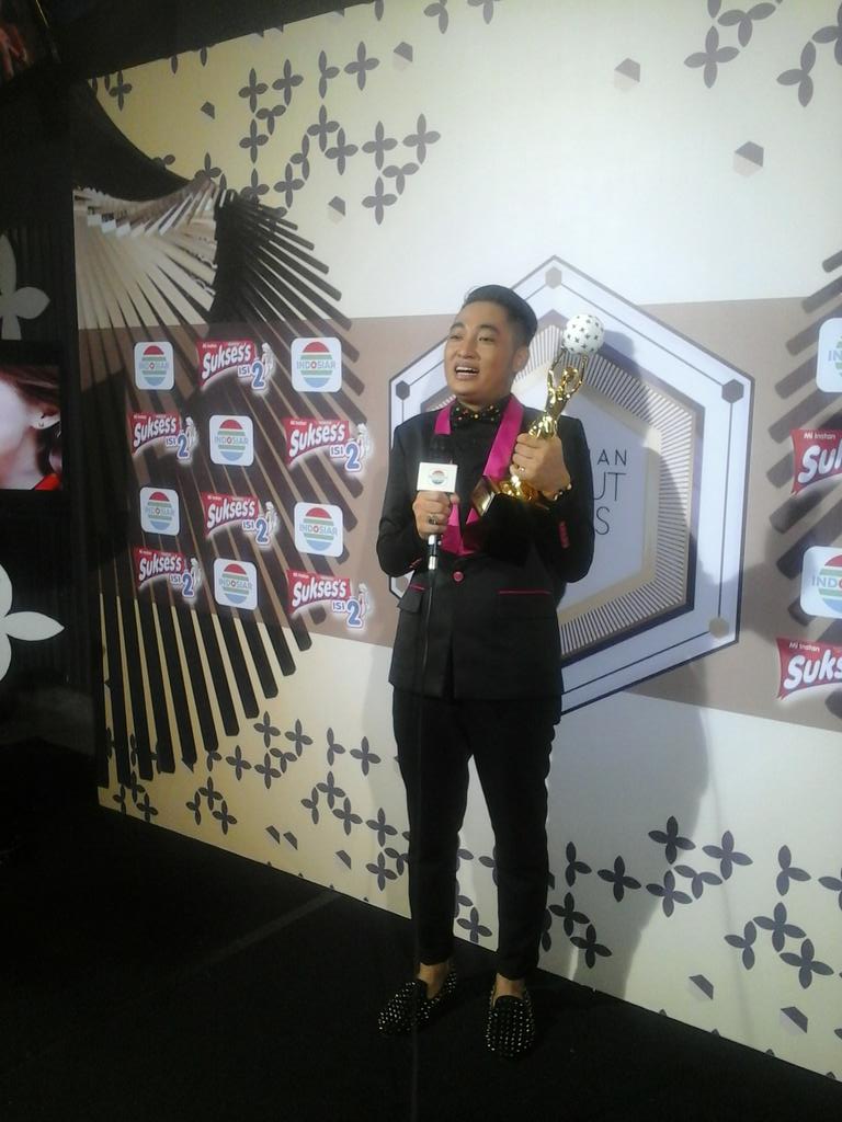 Indosiar's tweet photo. Selamat untuk @DA2_Irwan ! #IndonesianDangdutAwards https://t.co/Zk7tIH2JZs