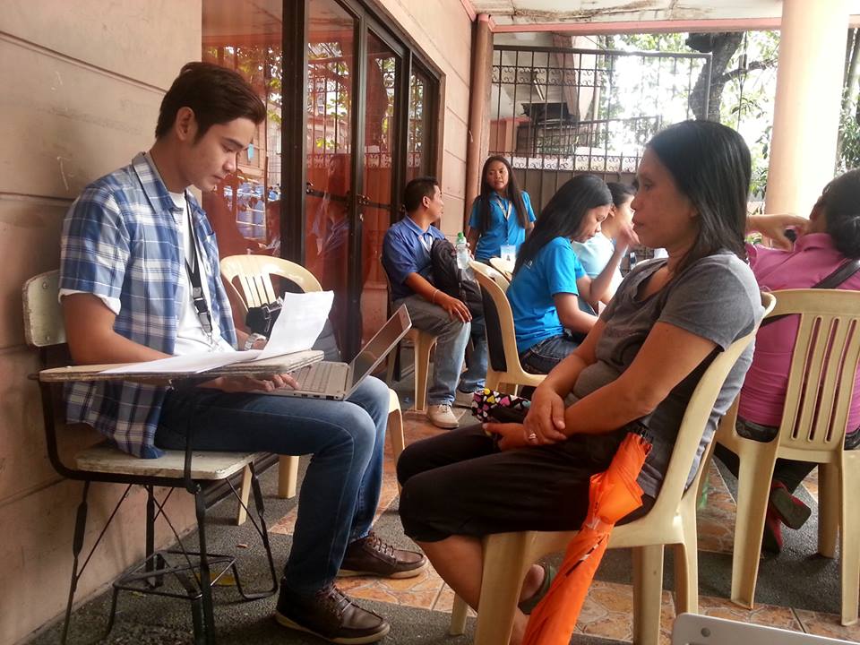 dswdfoncr's tweet photo. An Area Supervisor receiving complaints and concerns of Manila resident #ValidationPhase @dswdserves https://t.co/wvv7VO3daW