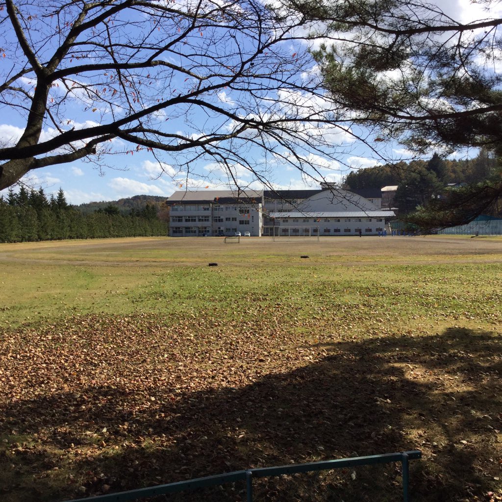 プティ2号 ギミハニありがとうございました 烏野高校モデルの軽米高校 O きつい坂の上にあります 正門 あの渡り廊下 扉絵になってた 階段 日向くんがほうきにまたがってるイラスト グラウンド側から見た軽米高校 自然が美しいです O