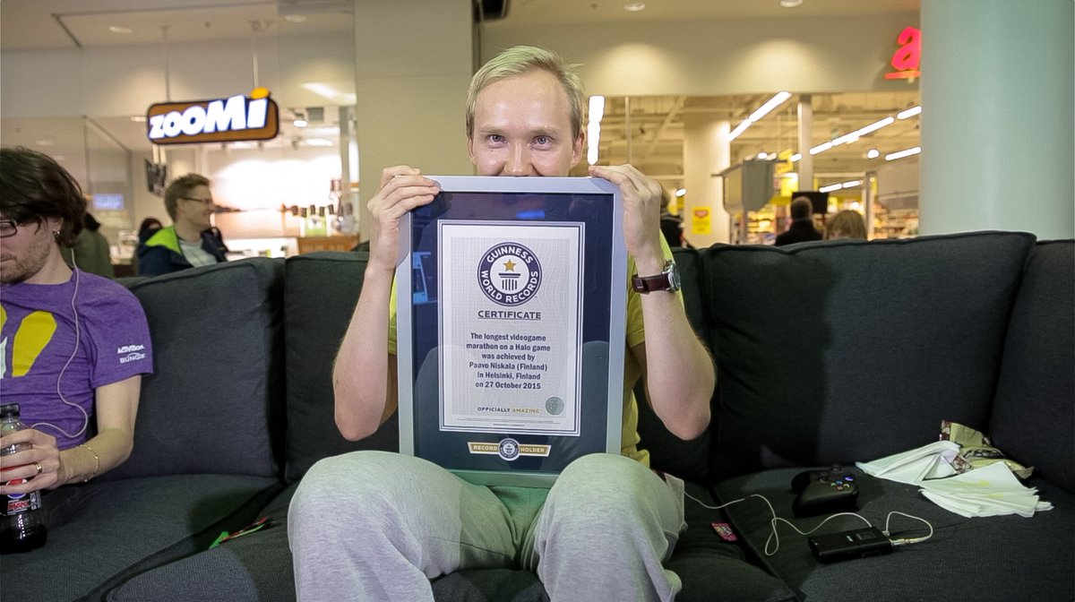Xbox_Spain's tweet photo. Felicidades a @Paavi por su #HaloWorldRecord #Halo5 ¿Recordáis el nuestro en @VideojuegosGAME? @K1LLI @XboxSuomi https://t.co/5mfnC4ZiSf