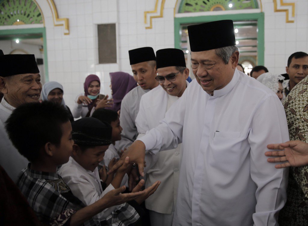 SBYudhoyono's tweet photo. Usai salat Istisqa, SBY bersilaturahmi dg para jamaah &amp; masyarakat di sekitar Masjid Raya Ganting, Padang, Sumbar. https://t.co/Jt4n0LniQ1