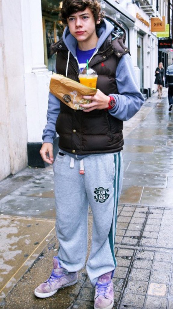 purposeofbiebz's tweet photo. @Harry_Styles u actually dressed like this https://t.co/rtXPNhcIEd