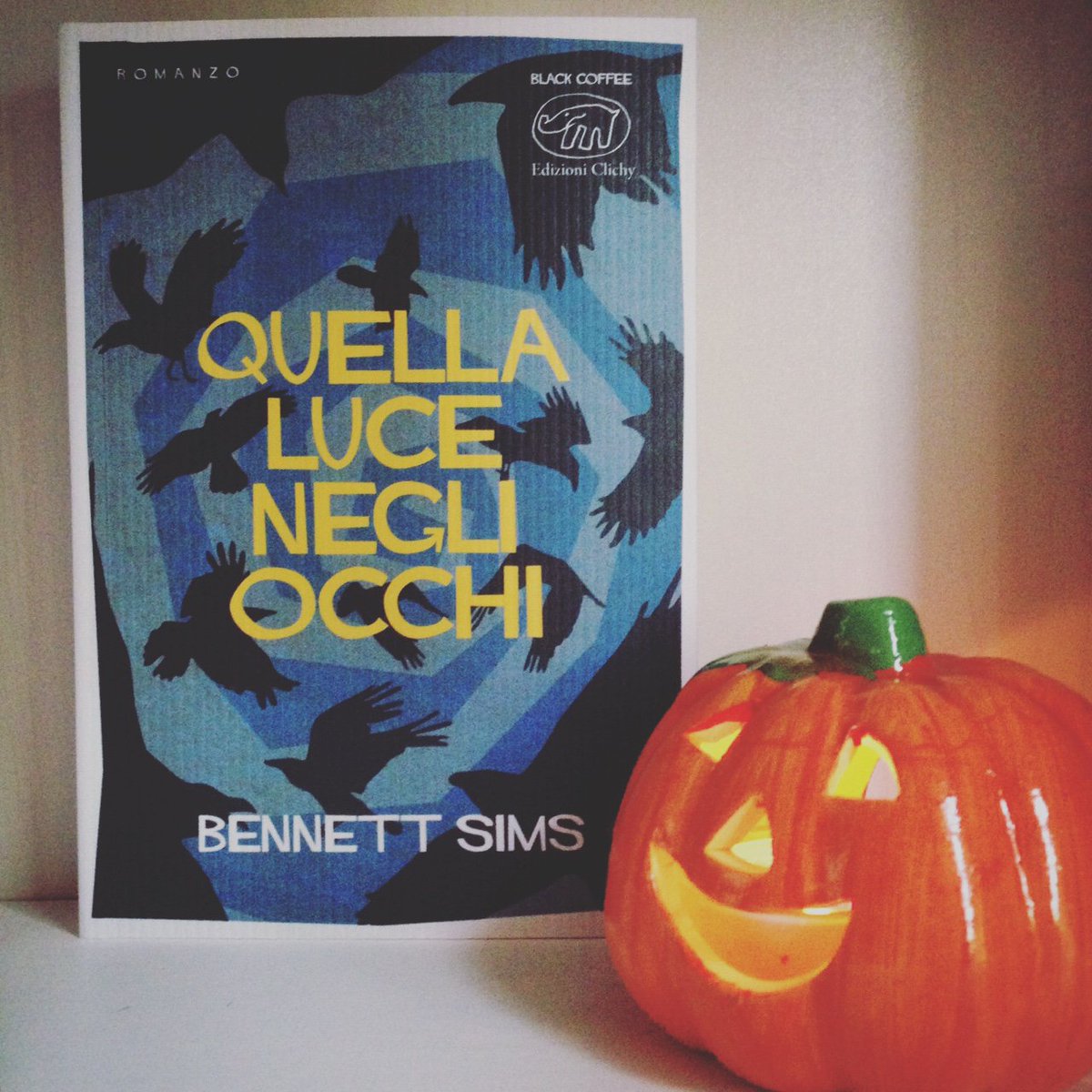 EdizioniClichy's tweet photo. Halloween con Black Coffee e "Quella luce negli occhi" di Bennett Sims: via al concorso! https://t.co/JKyrPMB6Rs https://t.co/EWQvEyGl6Q