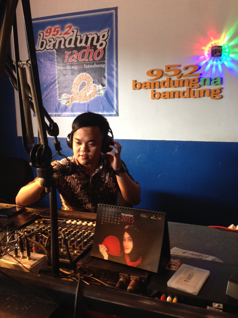 bandungradio952's tweet photo. nuju di udara finalis 05 #Dray #LPR2015 *lomba penyiar radio* #Bandung #SumpahAh https://t.co/SOn2jiLTZy